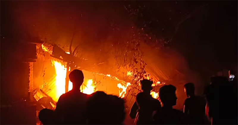 আছিয়ার ধর্ষকের বাড়িতে বিক্ষুব্ধ জনতার আগুন...