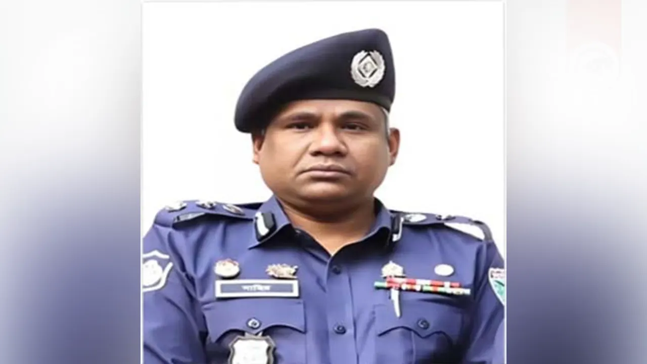 ফ্রিতে নৌকা না পেয়ে ঘাটের কর্মচারীকে পেটালেন অতিরি...