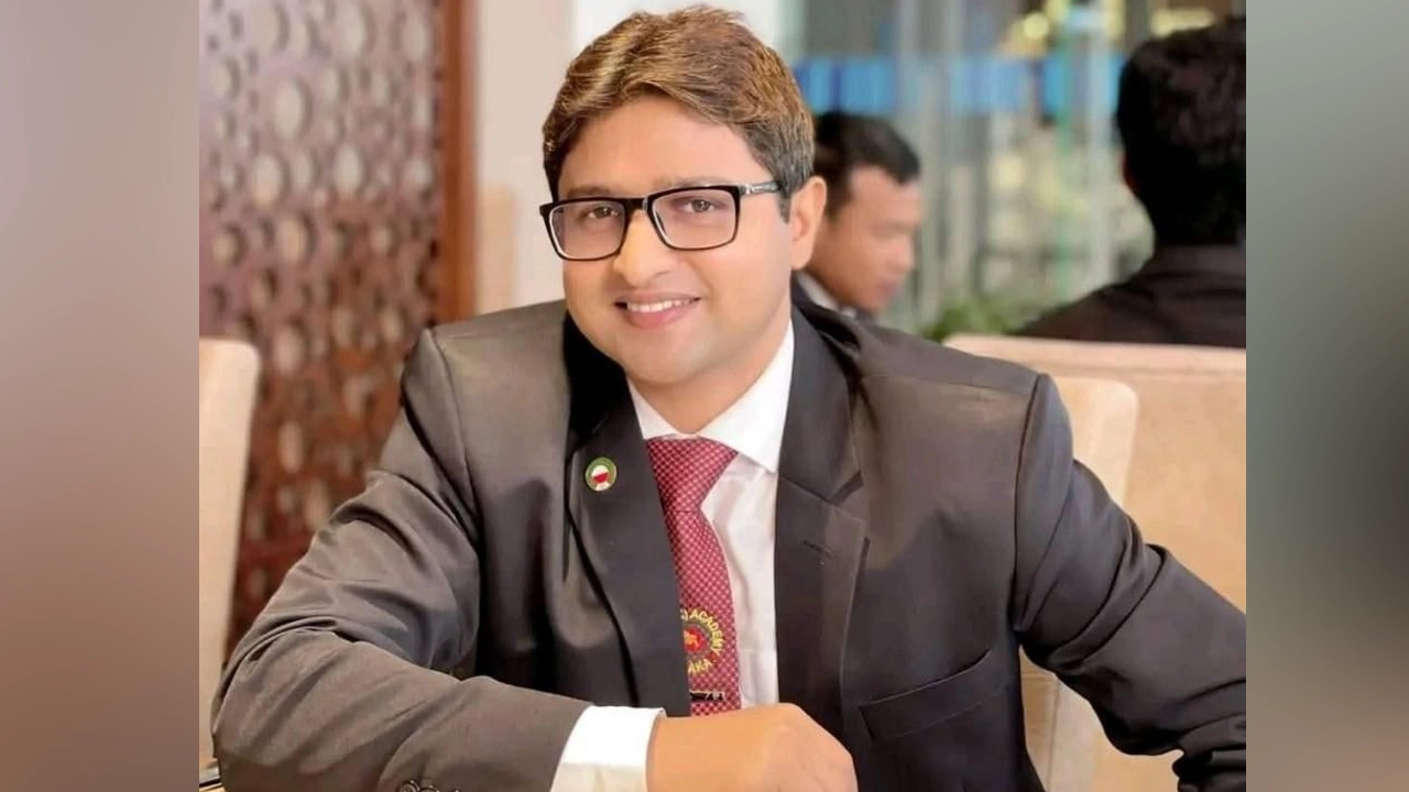 ইনকিলাব মঞ্চের নামে ফাঁদ পেতে ধরা কর কর্মকর্তা রেজ...