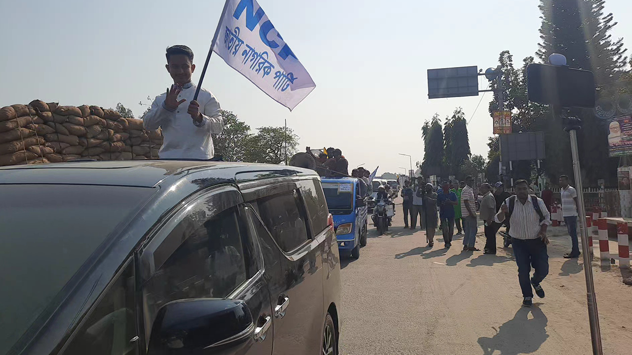 শতাধিক গাড়ির বহর নিয়ে পঞ্চগড়ে সারজিস...