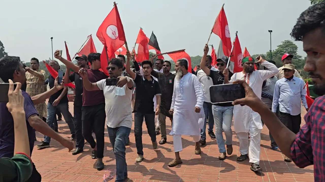 স্মৃতিসৌধে ‘জয় বাংলা, জয় বঙ্গবন্ধু’ স্লোগান, পিটুন...
