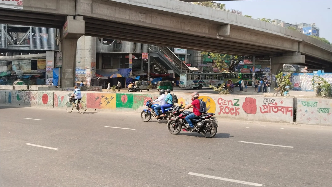 ফাঁকা হতে শুরু করেছে ঢাকা...