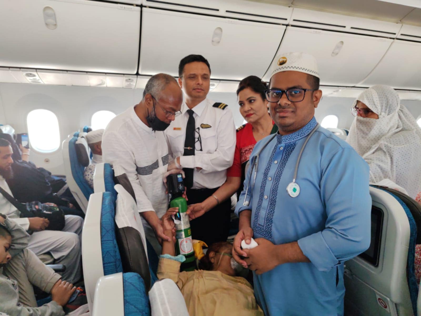 বিমানে হঠাৎ অসুস্থ যাত্রীকে সুস্থ্য করে তুললেন ডা....