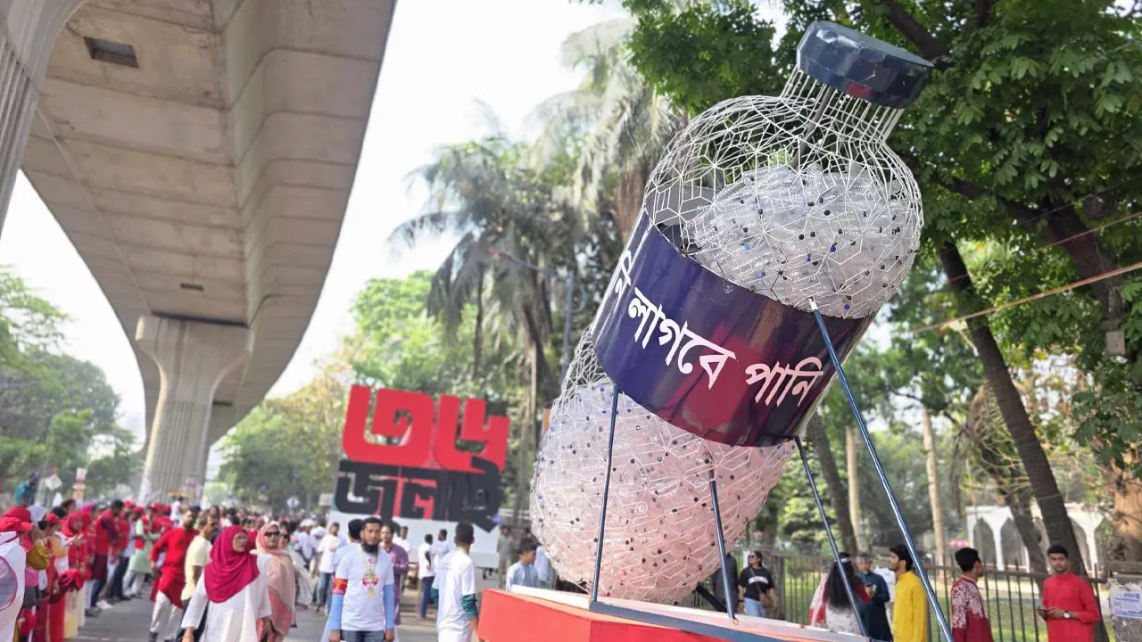 আনন্দ শোভাযাত্রায় ‘পানি লাগবে পানি’...