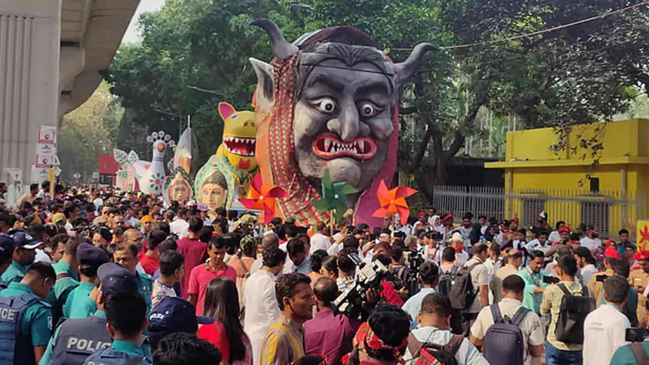 বর্ষবরণ আনন্দ শোভাযাত্রা শুরু, মানুষের ঢল...