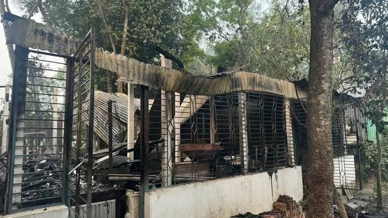 চিত্রশিল্পীর বাড়িতে অগ্নিসংযোগ, ছাত্রলীগ নেতাসহ গ্...