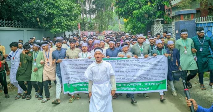 দাবি আদায়ের জন্য কাফনের কাপড় পরে  রংপুর পলিটেকনিক ...
