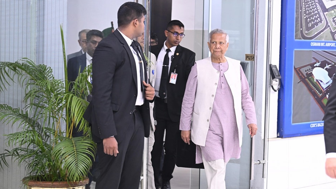 কাতারের উদ্দেশে ঢাকা ছাড়লেন প্রধান উপদেষ্টা...