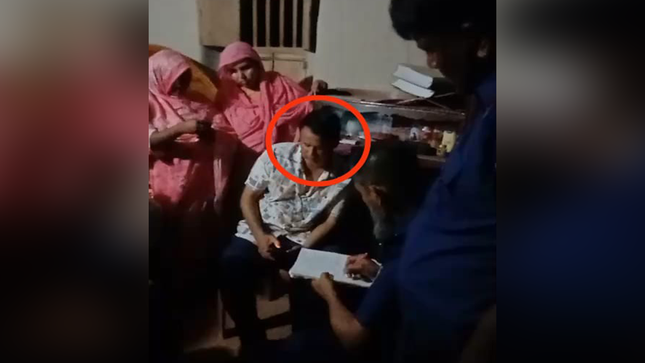প্রেমের টানে প্রেমিকার বাড়িতে খাদ্য কর্মকর্তা...
