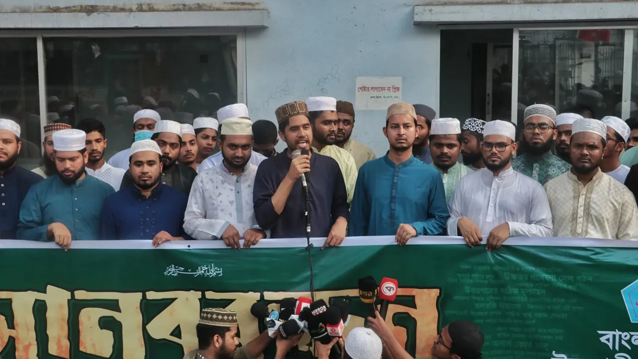 আলিয়া মাদ্রাসায় শিক্ষা সংস্কারের দাবিতে ছাত্রশিবির...