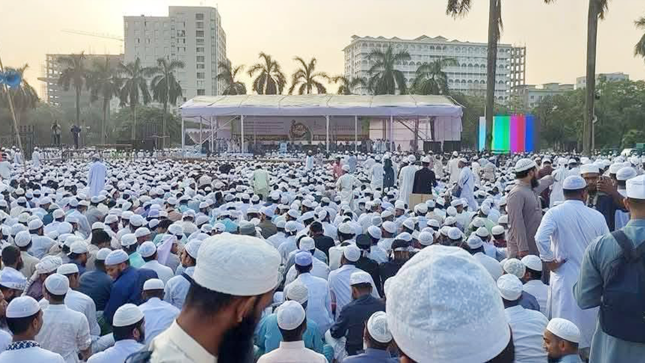 হেফাজতের মহাসমাবেশ চলছে...