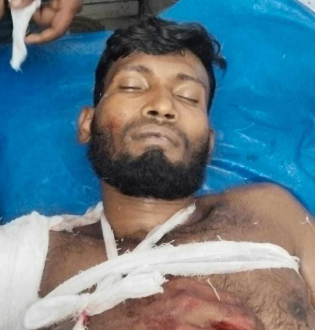 লোহাগড়ায় মাংস ব্যবসায়ীকে কুপিয়ে জখম, এলাকায় উত্তেজ...
