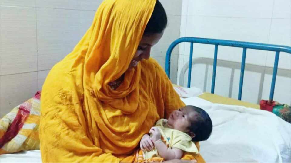 কুড়িয়ে পাওয়া শিশুটি ফিরে পেল মায়ের কোল...