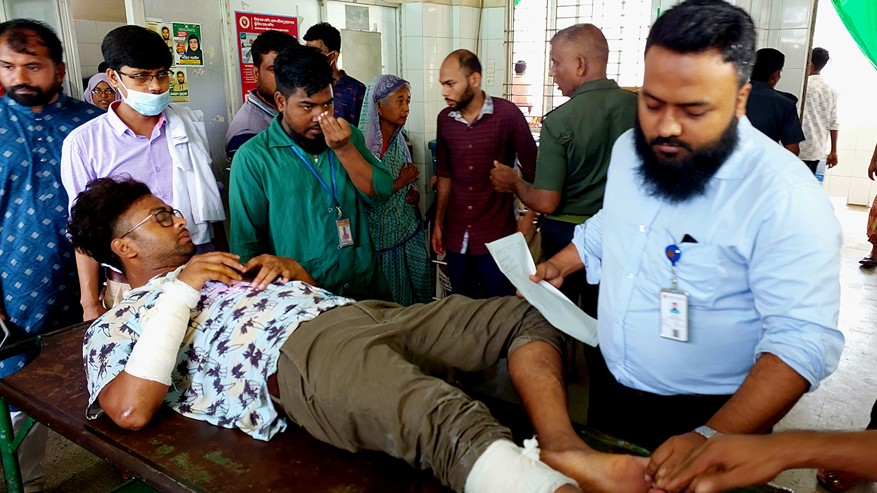 ‘তোদের অস্তিত্ব রাখব না’ বলে বৈষম্যবিরোধী নেতাকে ছ...