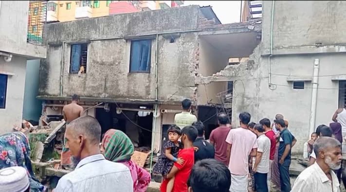 আশুলিয়ায় গ্যাস লিকেজ থেকে বিস্ফোরণ, দগ্ধ ৬...
