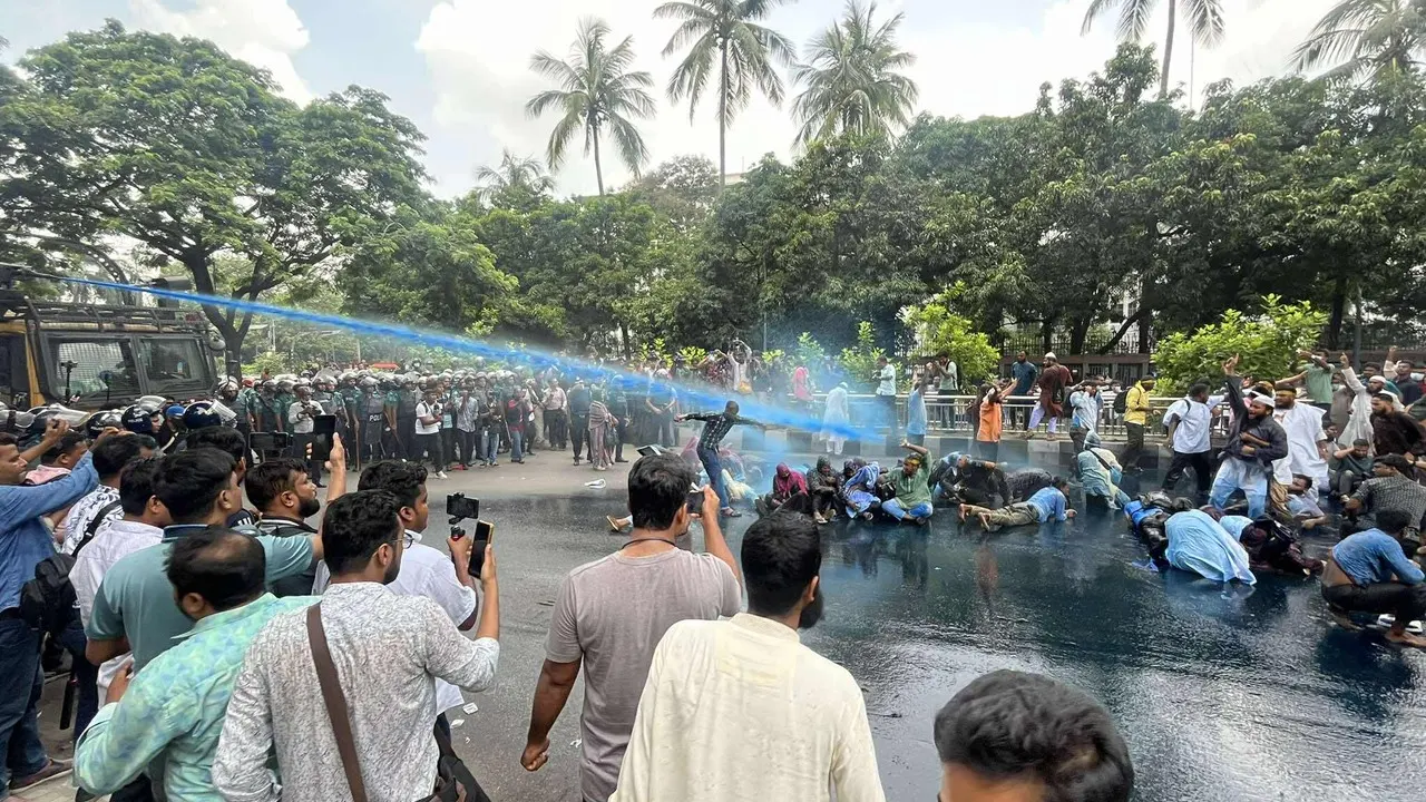 প্রেস ক্লাবে আন্দোলনকারীদের ওপর সাউন্ড গ্রেনেড নিক...