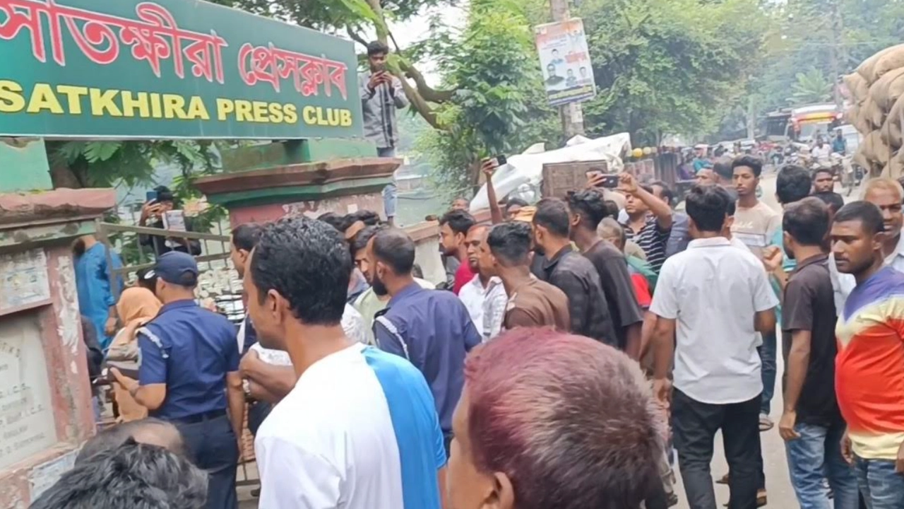 সাতক্ষীরা প্রেস ক্লাবে সাংবাদিকদের ওপর সন্ত্রাসী হ...