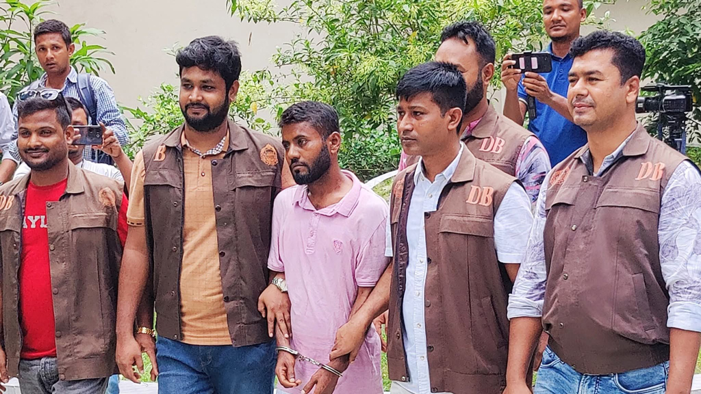 তারেক রহমানের নাম ভাঙিয়ে প্রতারণা, ভুয়া ব্যারিস্টা...