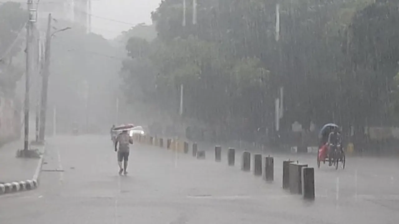 তিন বিভাগে অতি ভারি বর্ষণ, পাহাড়ধসের শঙ্কা...