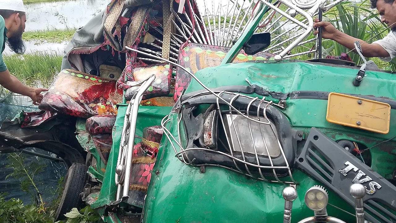 টাঙ্গাইলে বাস-সিএনজি সংঘর্ষে নারীসহ ৩ জন নিহত...