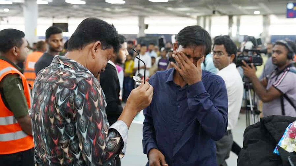 দালালদের খপ্পরে পড়ে লিবিয়ায়, ৯ মাস নির্যাতন সয়ে অব...