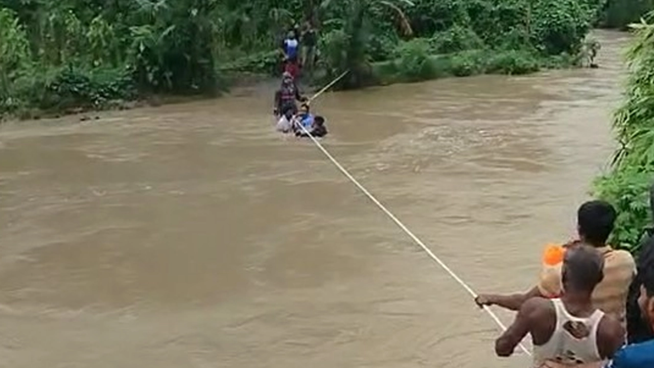 অতিবৃষ্টিতে ঝরনায় গিয়ে বিপদে বিশ্ববিদ্যালয়ের ৮ ছাত...