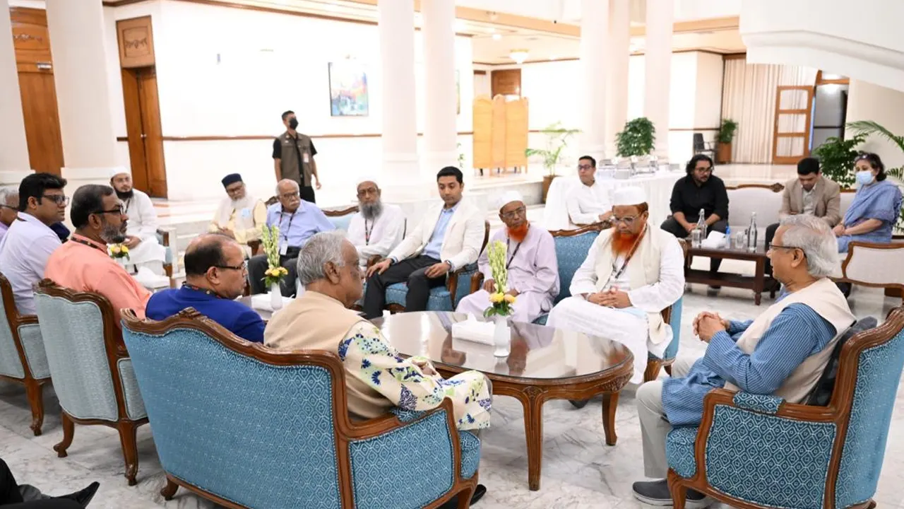 ১৪ দলের সঙ্গে বৈঠকে প্রধান উপদেষ্টা...