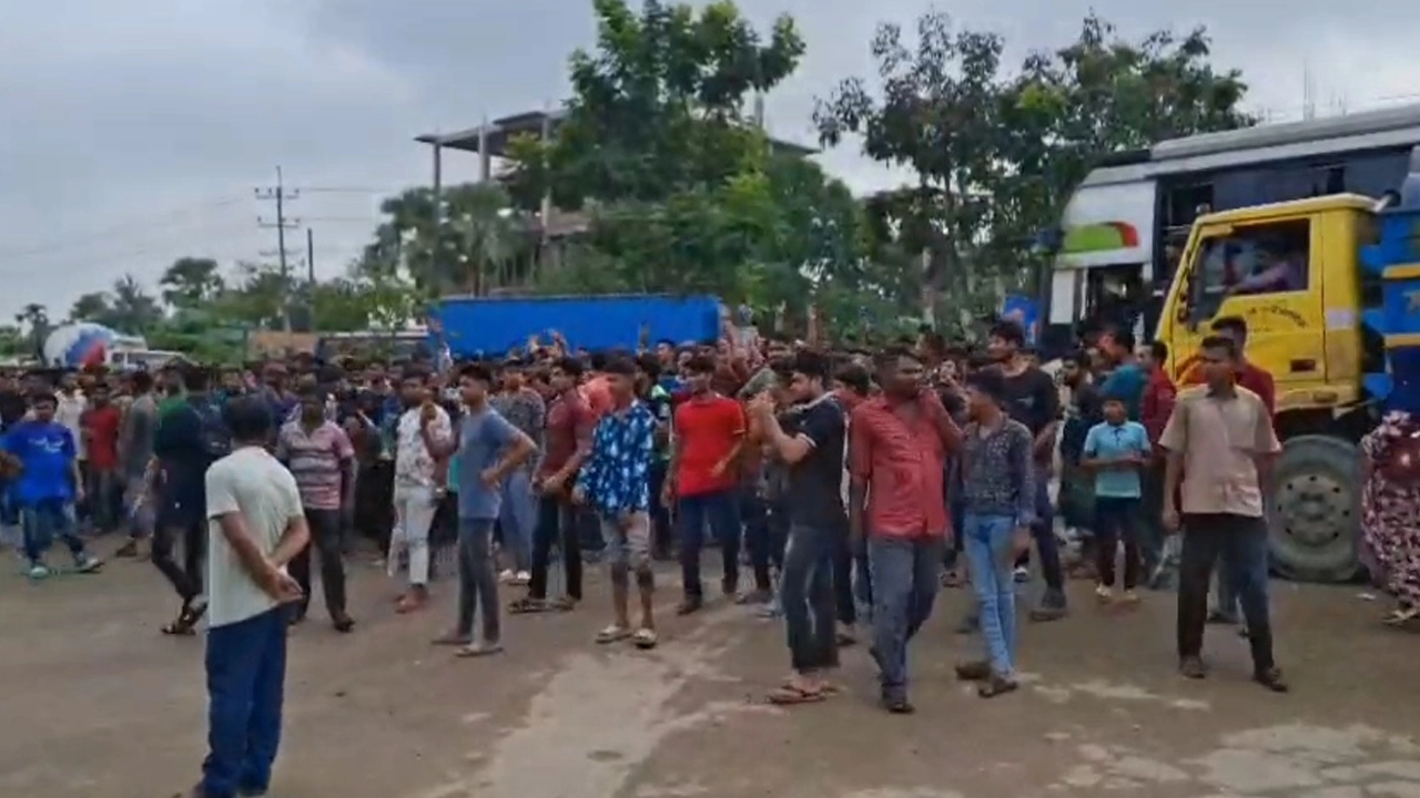 গাজীপুরে মহাসড়ক অবরোধ করে শ্রমিকদের বিক্ষোভ...