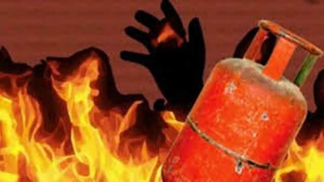 আশুলিয়ায় গ্যাসের লিকেজ থেকে আগুন, স্বামী-স্ত্রী দ্...