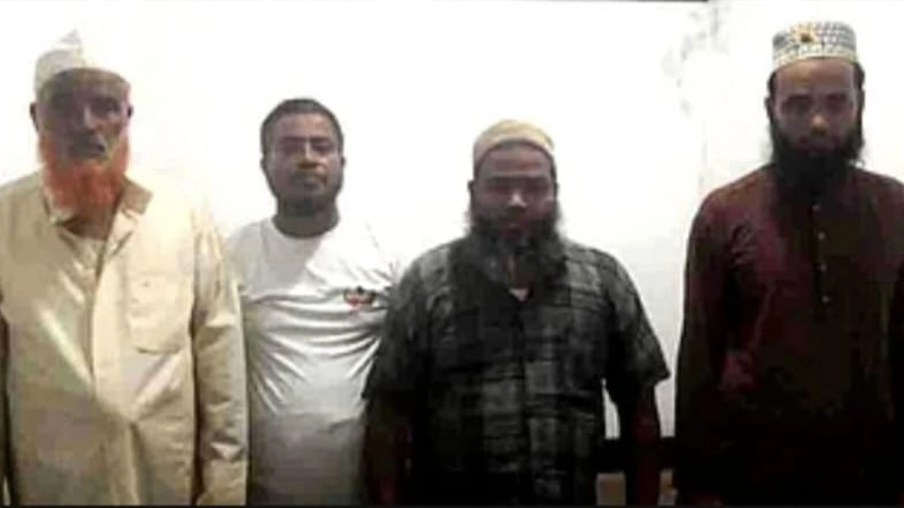 চাঁদা না পেয়ে ১০ দোকানে তালা, জামায়াত নেতাসহ গ্রেপ...
