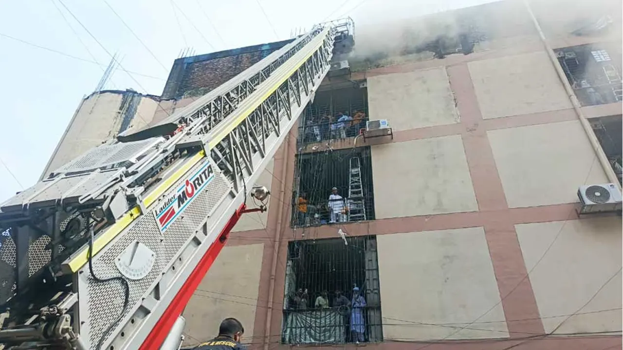 গুলিস্তানে মার্কেটে আগুন, নিয়ন্ত্রণে ১১ ইউনিট...