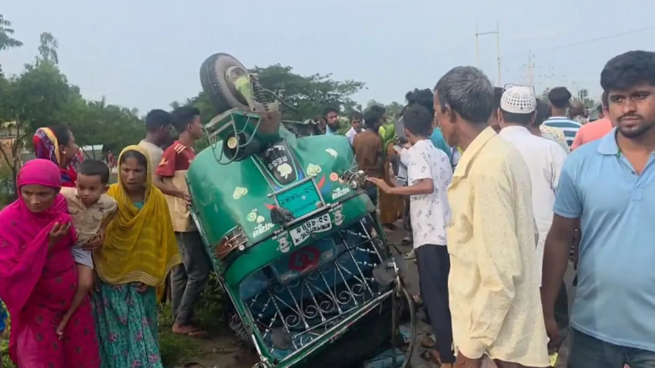 ত্রিমুখী সংঘর্ষে প্রাণ গেল চারজনের...