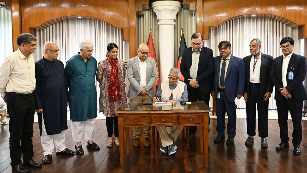 গণঅভ্যুত্থান দিবসে স্মারক ডাকটিকিট অবমুক্ত করলেন প...