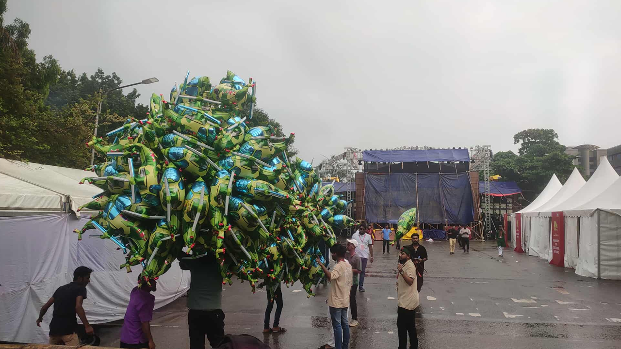 পাঁচশতাধিক বেলুনে শেখ হাসিনার পালিয়ে যাওয়ার দৃশ্য...