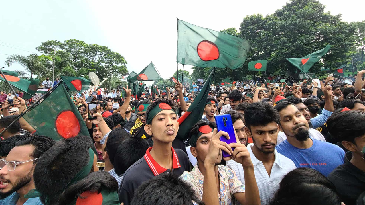 জমে উঠেছে ‘৩৬ জুলাই’ উদযাপন, গানে গানে মাতছেন হাজা...