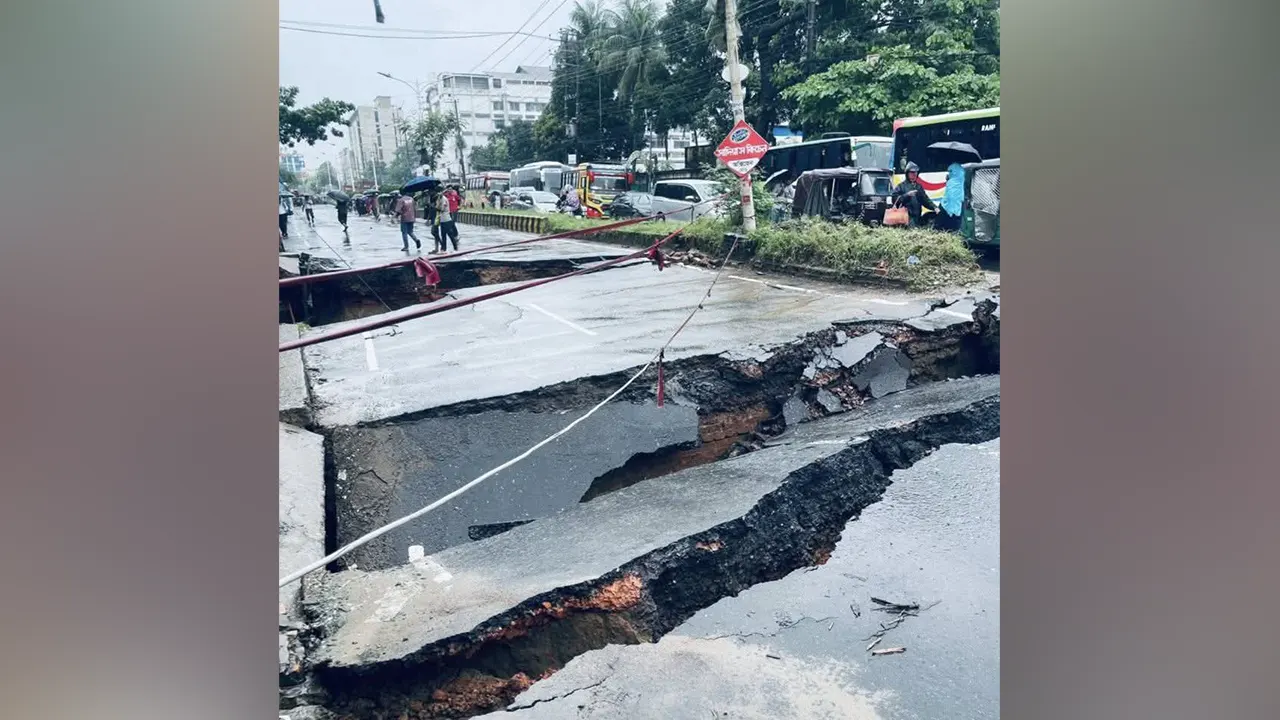 চট্টগ্রামে ভেঙে দুই ভাগ হয়ে গেল সেতু...