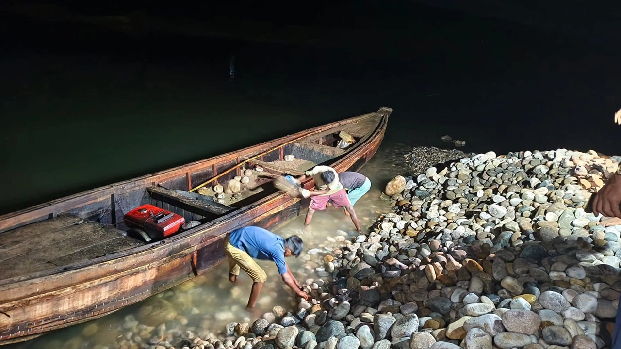 এক রাতের অভিযানে সাদাপাথরে ফিরল ১২ হাজার ঘনফুট পাথ...