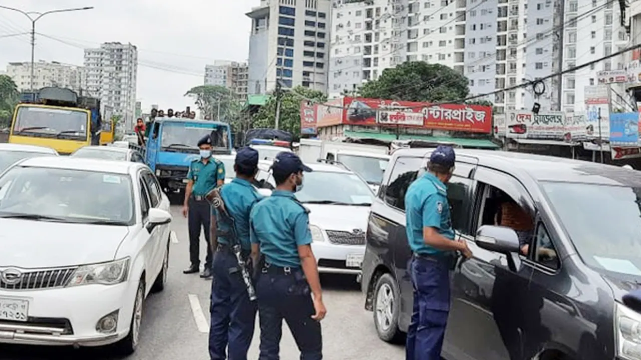 রাজধানীতে ৮৩টি গাড়ি ডাম্পিং, ১২৭টিকে রেকার...
