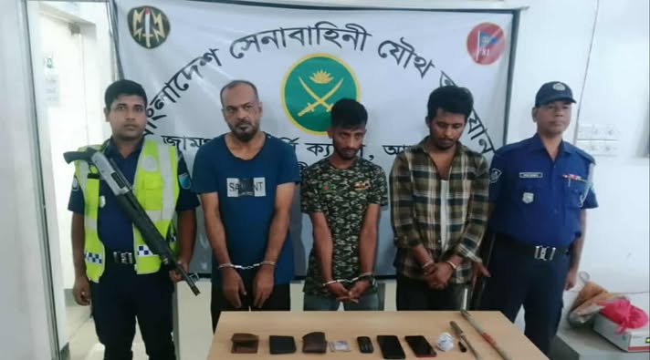 আশুলিয়ায় যৌথবাহিনীর অভিযানে ৩ ছিনতাইকারী আটক...