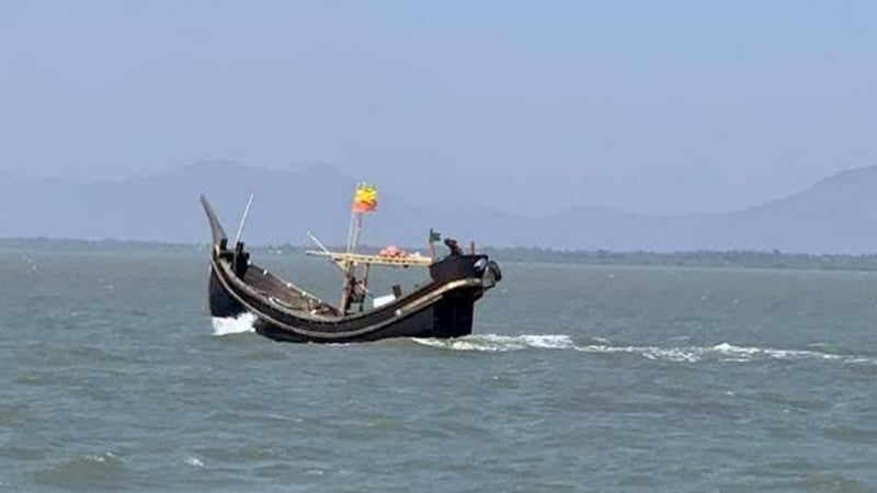 নৌকাসহ ১২ বাংলাদেশিকে ধরে নিয়ে গেল আরাকান আর্মি...