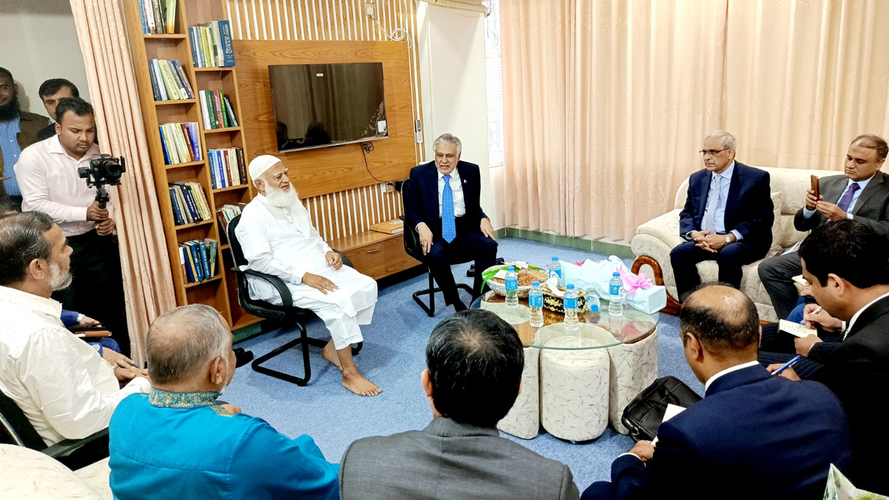 জামায়াত আমিরের স্বাস্থ্যের খোঁজ নিতে বাসায় গেলেন ...