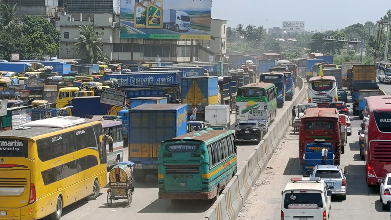 ঢাকা-চট্টগ্রাম মহাসড়কে ৩০ কিলোমিটারজুড়ে ভয়াবহ যান...