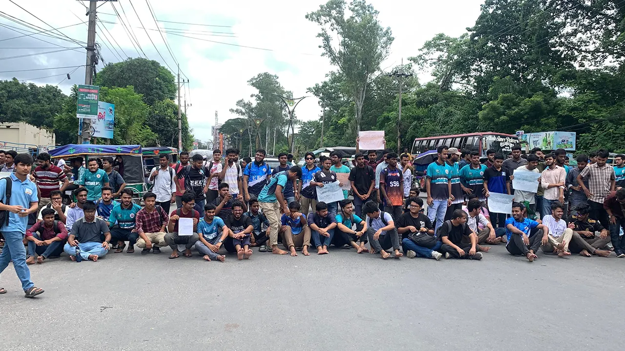 প্রকৌশল শিক্ষার্থীদের ঢাকা-রাজশাহী মহাসড়ক অবরোধ...