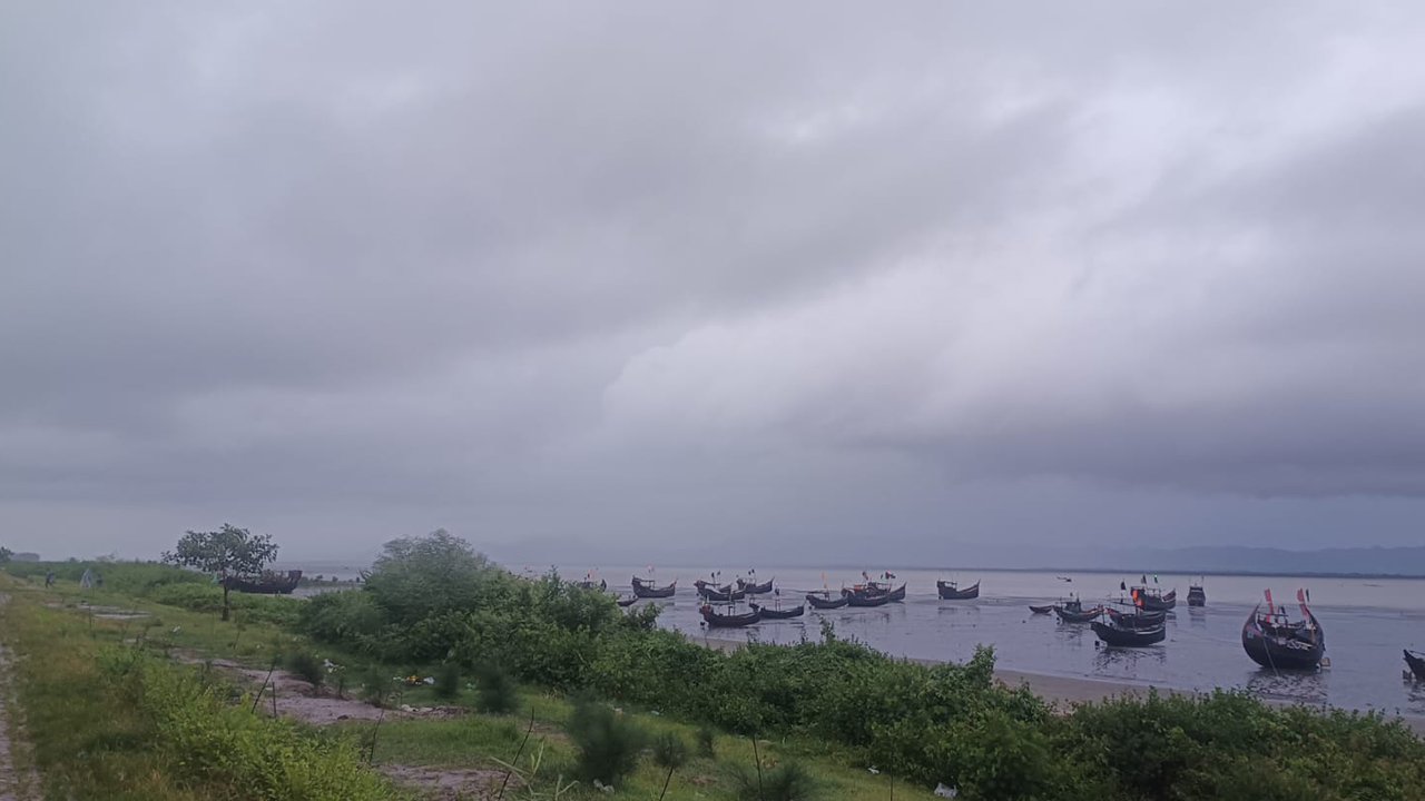 নাফ নদীতে বেপরোয়া আরাকান আর্মি, উপকূলজুড়ে আতঙ্ক...