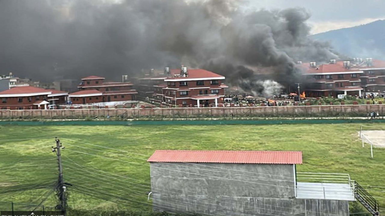 নেপালে রাজনৈতিক নেতা ও মন্ত্রীদের বাড়িতে হামলা-আগু...