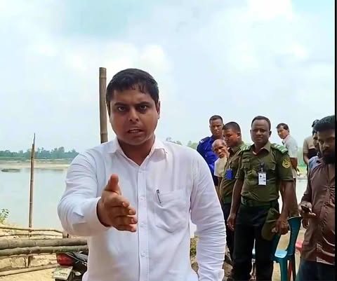 সাংবাদিকদের সন্ত্রাসী বলা ম্যাজিস্ট্রেটকে প্রকাশ্য...
