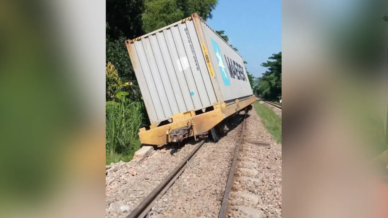 চট্টগ্রামে মালবাহী ট্রেন লাইনচ্যুত