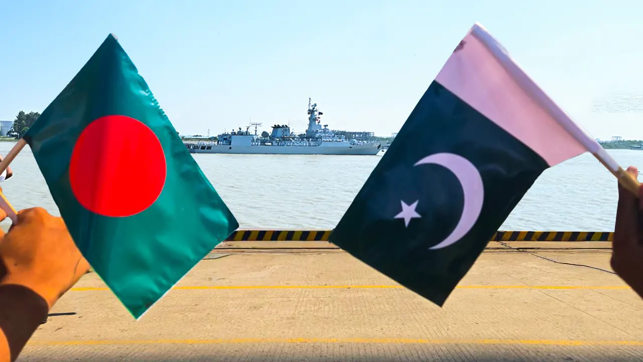 পাকিস্তানি নৌবাহিনীর জাহাজ চট্টগ্রাম বন্দরে